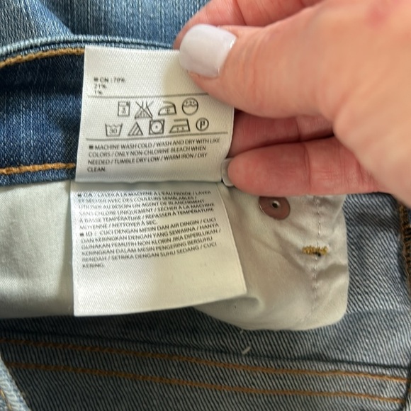 Old Navy The Diva Jean Skinny Short NWT Medium Wash Size 6 - Picture 10 of 10